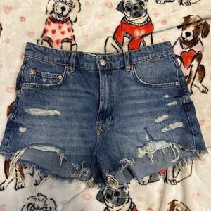 Woman’s Zara high waisted shorts